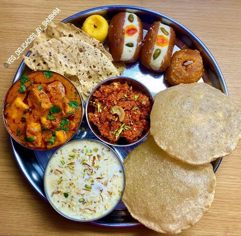 Sahi Paneer, Food Thali, Gajar Halwa, Afternoon Lunch, Marathi Culture, Indian Thali, Indian Food Photography, Wedding Buffet Food, Saffron Spice