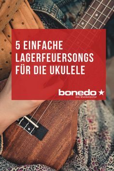 Hier findet ihr 5 einfache Songs für die Ukulele und alle Tipps & Tricks für Anfänger und Profis zum Ukulele spielen. Titel, die wirklich jeder kennt, mit einfachen Akkorden, die man schnell im Griff hat und spielen kann. Darunter Mitsing-Hits wie Take me Home, Country Roads oder die beiden Bob Dylan Klassiker Blowin' in the Wind und Knockin' on Heavens Door, die Beatles-Ballade Let it be und last, but not least den Reinhard-Mey-Hit Über den Wolken. Bonedo :: Das Musikerportal Ukulele Videos, Ukulele Song, Take Me Home Country Roads, Blowin In The Wind, Uke Songs, Calisthenics Workout, Ukulele Songs, Ukulele Chords, Take Me Home