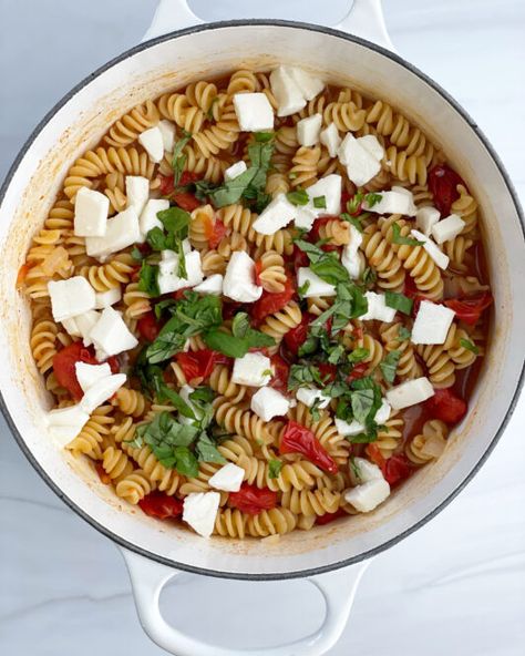 Food Dolls, Quick Pasta Recipes, Quick Pasta, Caprese Pasta, Fusilli Pasta, One Pot Pasta Recipes, Pasta Ingredients, Vegetarian Pasta, One Pot Pasta