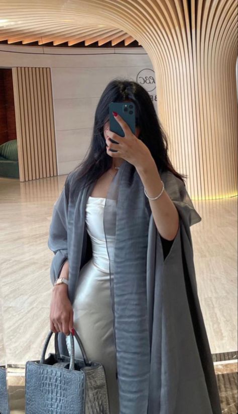 Luxury Modest Outfits, Arab Summer Outfit, Chic Modest Outfits, Modest Lifestyle, Summer Abaya, Classy Sweatshirt, Abaya Outfits, Khaleeji Abaya, Elegant Abayas