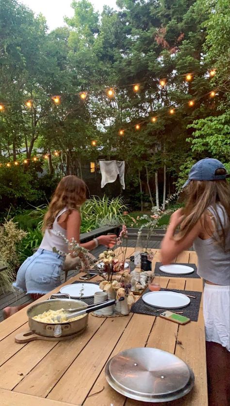 Bbq With Friends Aesthetic, Summer Cookout Aesthetic, Family Cookout Aesthetic, Backyard Bbq Aesthetic, Potluck Aesthetic, Summer Bbq Aesthetic Party, Pasta Night With Friends, Barbecue Party Aesthetic, Night Picnic Aesthetic