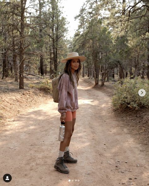 Summer Outdoorsy Outfits, Colorado Outfit Summer, Summer Hiking Outfit Women, Outdoor Fits, Backpacking Outfits, Granola Girl Outfits, Camp Outfits, Trekking Outfit, Hiking Attire