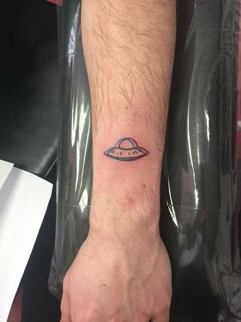 Spaceship Tattoo, Astronomy Tattoo, Ufo Tattoo, Tatuagem Masculina Pequena, Mini Tattoo, Alien Tattoo, Ship Tattoo, Space Tattoo, Small Tattoos For Guys