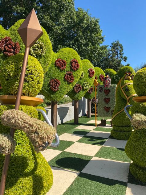 Alice In Wonderland Rose Garden, Alice In Wonderland Queens Garden, Alice In Wonderland Botanical Garden, Alice And Wonderland Garden, Disney Garden Ideas, Queen Of Hearts Garden, Alice In Wonderland Garden Ideas, Magical Garden Fairytale, Garden Alice In Wonderland