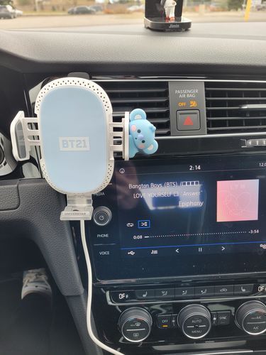 Car Indoor Aesthetic, Kpop Car Interior, Bt21 Car Accessories, Kawaii Car Decor, Kpop Car Decor, Cute Car Accessories Interiors Ideas, Car Stuff Accessories, Inside Car Decorations, 2023 Cars