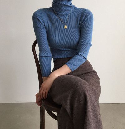 vintage fit fall fashion outfit blue ribbed turtleneck brown wide leg trousers Minimalist Moda, Ribbed Turtleneck Sweater, Mode Casual, Ribbed Turtleneck, Mode Inspo, 가을 패션, Mode Vintage, Mode Inspiration, Looks Style