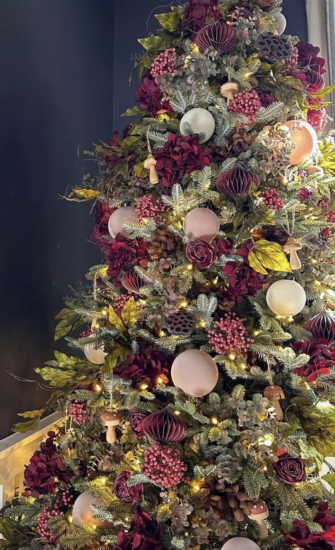 Christmas Moody Decor, Floral Xmas Tree, Flower Themed Christmas Tree, Christmas Decor Colour Schemes, Witchy Christmas Tree Ideas, Bird Theme Christmas Tree, Dark Pink Christmas Tree, Christmas Tree Decor Color Ideas, Orchid Christmas Tree