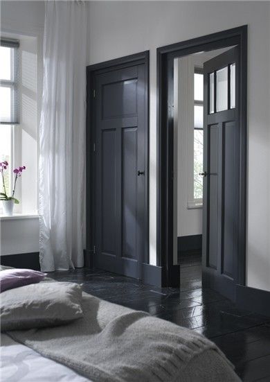 Encontrado en ohsolovelyobsessions.tumblr.com Pintu Interior, Dark Doors, Dark Trim, Grey Doors, Interior Vintage, Black Floor, Black Doors, Basement Ideas, Home Fashion