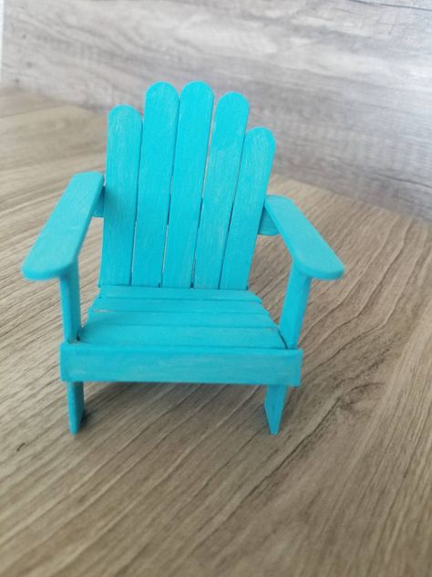 DIY Popsicle Stick Beach Chair - K & F Design Beach Chairs Diy, Craft Stick Projects, Adirondack Chairs Diy, Popsicle Stick Christmas Crafts, Popsicle Stick Crafts House, Popsicle Stick Houses, F Design, Diy Popsicle Stick Crafts, Sticks Furniture