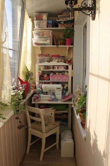 . Small Sewing Space, Balcon Mic, Sewing Nook, Sewing Room Inspiration, Small Craft Rooms, Sewing Spaces, Sewing Room Design, Small Balcony Design, Small Space Office