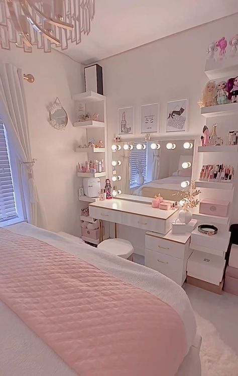 Rice Lights Decoration Ideas Bedroom, Bedroom Inspirations Coquette, Cozy Girly Bedroom Aesthetic, Cute Bedroom Furniture, Diy Vanity Ideas Bedroom, Cute Room Inspo Pink, Room Ideas For A Small Room, Vanity Aesthetic Bedroom, Room Ideas Basic