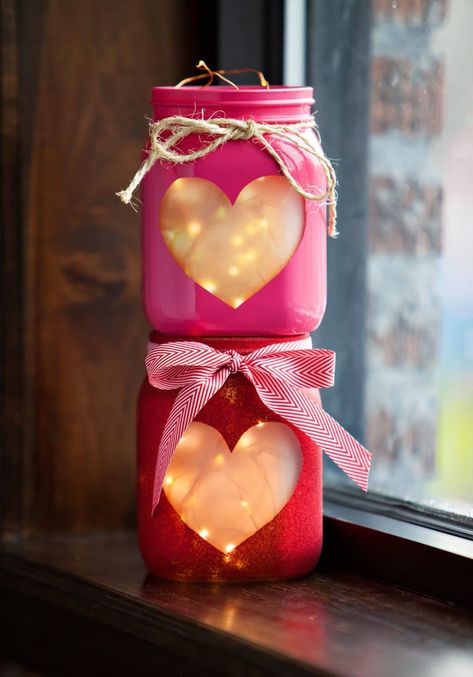 Valentine Mason Jar, Saint Valentin Diy, Valentines Bricolage, Diy Valentine's Day Decorations, Mason Jar Projects, Decoration Restaurant, Wine Bottle Diy Crafts, Diy Candle Holders, Mason Jar Crafts Diy