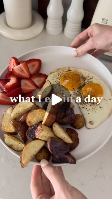 Claire Manson on Instagram: "Another what l eat in a day! Disclaimer: for anyone who didn’t see my previous post, please take this video with a grain of salt & not dieting advice. I eat intuitively & dont diet or restrict. Some days I eat more & some days I eat less. #whatieatinaday #fyp #aesthetic #viral #Foodie #cooking" What I Eat In A Day Aesthetic, What To Eat In A Day, What I Eat In A Day Tik Tok, What I Eat In A Day Healthy, Clean Eating Lunch Ideas, Eat In A Day Healthy, Clean Eating Lunch, Fyp Aesthetic, Eat Less