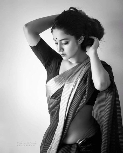 Sari Photoshoot, Saree Reuse, Female Portrait Poses, Modern Saree, Bollywood Hairstyles, Sari Dress, Saree Poses, Silk Jewelry, Portrait Photography Women