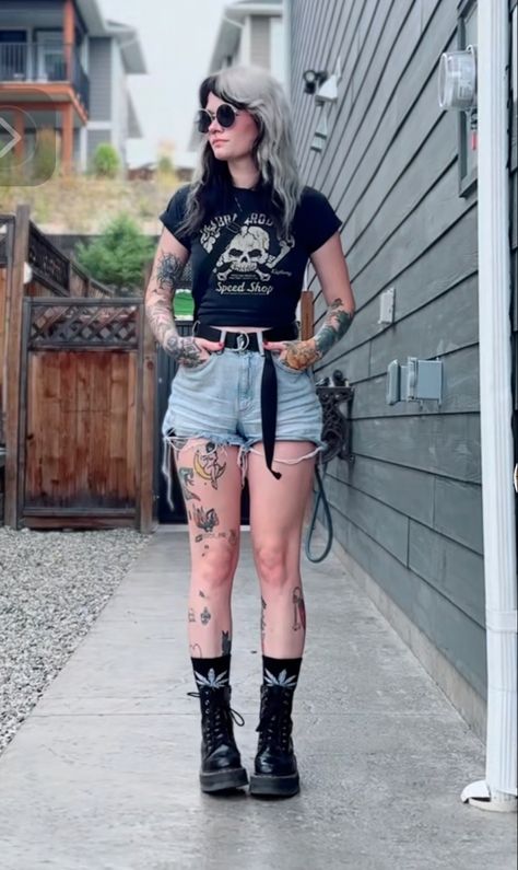 Goth Shorts Outfits, Edgy Outfits Summer, Halloween Fashion Outfits, Looks Com Short, Elder Emo, Rocker Chick, Alt Outfits, Fashion Festival, Casual Outfit Inspiration