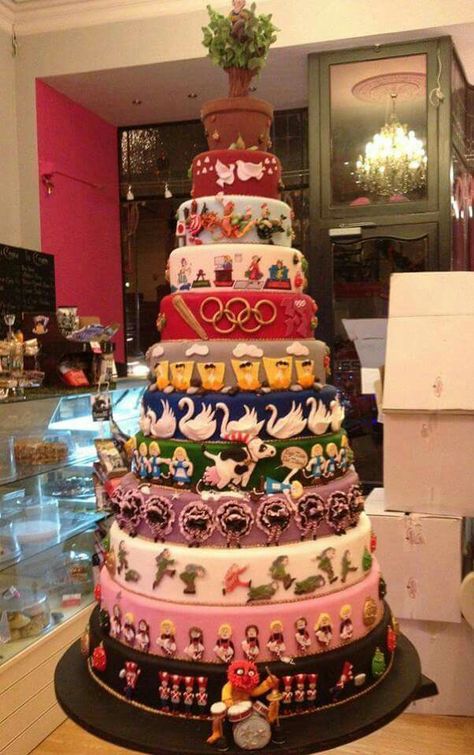 WOW...THE TWELVE DAYS OF CHRISTMAS!!! JUST WOW!!! I'm speechless!!! Super Torte, Dessert Original, The 12 Days Of Christmas, Xmas Cake, Crazy Cakes, Unique Cakes, Special Cake, Holiday Cakes, Gorgeous Cakes