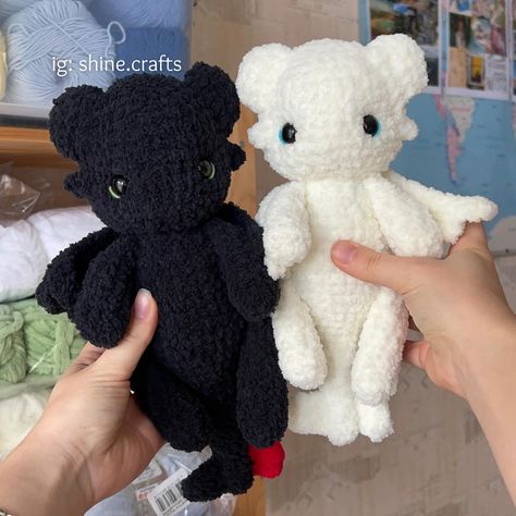 Cute couple night and light fury 🤍🖤 In love with how they turned out, I indented the eyes this time and it looks so adorable 🥹 pattern by me on Etsy yarn @hobiyarn #toothless #howtotrainyourdragon #kawaii #plush #amigurumi #crochet #dragon #dragonplush #kawaiiplush #valentinesday Matching Crochet Ideas For Couples, Crochet Ideas With Chunky Yarn, Toothless Crochet Pattern Free, Couples Crochet, Night And Light Fury, Couple Amigurumi, Crochet Couple, Couple Crochet, Crochet Toothless