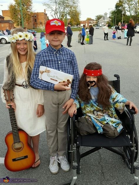 Forrest Gump Halloween, Forrest Gump Halloween Costume, Family Themed Halloween Costumes, Forrest Gump Costume, Sibling Halloween Costumes, Funny Couple Halloween Costumes, Themed Halloween Costumes, Forest Gump, Halloween Parade