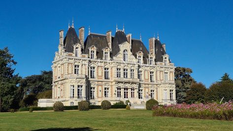 For sale Castle Angers (49000) Castle For Sale, Wedding Venue France, Castles For Sale, French Chateau For Sale, Countryside View, Chateau For Sale, American Castles, British Homes, Nice Houses