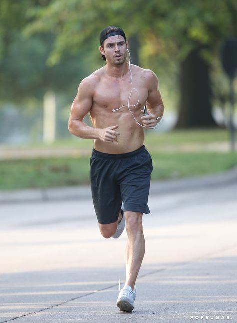 Pin for Later: Rumored New Bachelor Luke Pell Went on a Run and Made All Your Dreams Come True Split Workout Routine, Runners Body, 남성 근육, Marathon Training Schedule, Running Pictures, Running Photos, Marathon Training Plan, Training Schedule, Running Inspiration