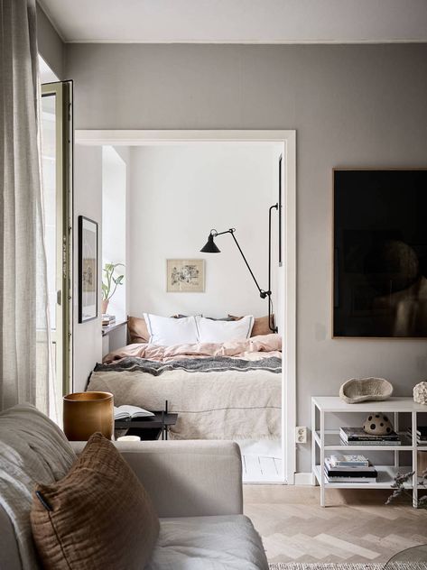 Scandinavian Interior Bedroom, Narrow Bedroom, Scandinavian Homes, Scandinavian Apartment, Tiny Bedroom, Small Flat, Indian Home Decor, Apartment Interior, Small Space Living