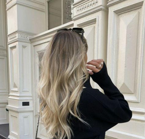 Blonde Hair With Shadow Root And Lowlights, Brown Hair Inspo Short, Hair Inspo 2022, Hair Inspo Haircut, Sweet 16 Inspo, Grown Out Blonde Hair, Summer Blonde Hair, Dark Roots Blonde Hair, Light Blonde Hair