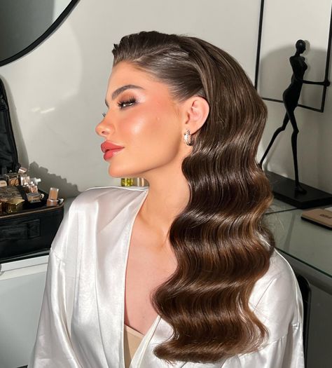 Mastering 13 Mob Wife Aesthetic Hairstyles: From Mafia Maven to Glamour Queen 2 Vintage Makeup Wedding, Messy Hair Look, Vintage Makeup Looks, Mob Wife Aesthetic, Perfect Bangs, Wife Aesthetic, Pony Hairstyles, Aesthetic Hairstyles, Bridal Makeup Wedding