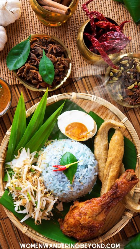 Best travel destinations in Asia. Best travel destinations in 2022 for foodies. Famous food travel destinations in Kelantan, Malaysia. Singapore Street Food, Indian Food Catering, Singapore Street, Nyonya Food, Food Asian, Malaysian Cuisine, Nesting Baskets, Best Travel Destinations, Food Photoshoot