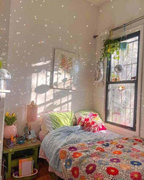 Kidcore Bedroom, Maximalist Homes, Dorm Room Colors, Dorm Inspo, Redecorate Bedroom, Cozy Room Decor, Dreamy Room, Apartment Decor Inspiration, April 3