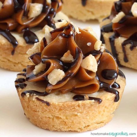 Easy Shortbread Recipe, Gingerbread Cookie Cups, Oreo Cookie Bar, Easy Shortbread, Millionaire's Shortbread, Chocolate Caramel Cookies, Caramel Cookies Bars, Cookie Cups Recipe, Caramel Shortbread