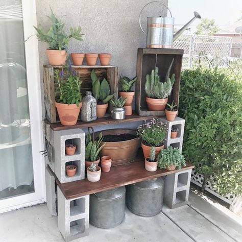 Cinder Block Potting Station: Or how about a table, like this genius DIY potting station? We could also see this serving well as a grilling prep table. Click through to find more DIY garden ideas to use cinder blocks in your backyard. Cinder Block Furniture, Potting Station, Cinder Block Bench, Outdoor Buffet, Cinder Block Garden, Cinder Blocks, Backyard Garden Landscape, Large Backyard, Potting Bench