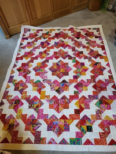 Quilt Step By Step, Mystery Quilt Patterns, American Quilts Patterns, Kaffe Quilts, Kaffe Fassett Quilts, Colorful Quilt, Quilting Designs Patterns, Triangle Quilts, Half Square Triangle Quilts