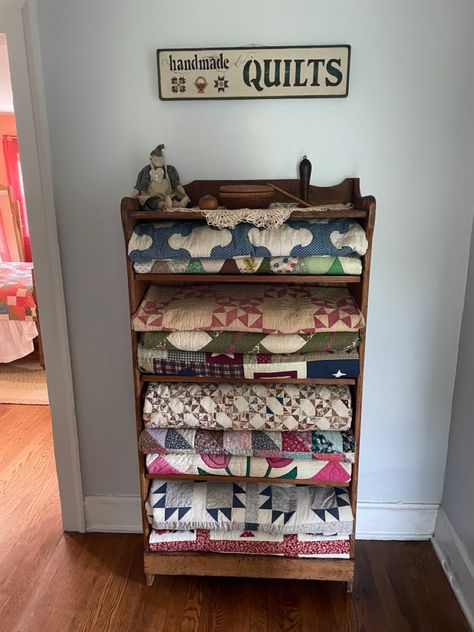 Quilt Market Booth Display Ideas, Quilts On Shelf, Quilt Storage Ideas Display, How To Display Quilts, Displaying Vintage Quilts, Quilt Display Cabinets, Diy Quilt Storage, How To Display Quilts In Your Home, Diy Quilt Rack