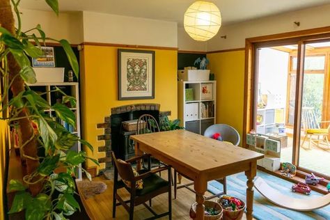 Dining Room Yellow Walls, Green And Yellow Dining Room, 70s Inspired Dining Room, Yellow Dining Room Walls, Mustard Yellow Dining Room, Yellow Dining Room Ideas, Mustard Dining Room, Yellow Dining Room Decor, Dining Room Wallpaper Ideas