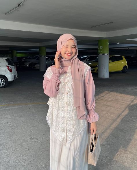 Vest With Dress Outfit, Outfit Rompi, Ootd Rompi, Vest With Dress, Dress Outfit Hijab, Yearbook Idea, Hijab Pink, Ootd Kebaya, Mix And Match Outfits Hijab