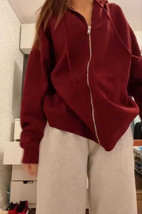 Red Sweatpants Outfit, Sweatpants And Hoodie Outfit, Red Sweatshirt Outfit, Red Hoodie Outfit, Sweatpants Brandy Melville, Red Jacket Outfit, Christy Hoodie, Brandy Melville Outfits, Red Sweatpants