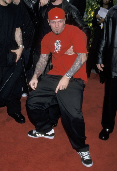 Fred Durst Red Cap, 90s Numetal Style, 2000 Rock Fashion, Fred Durst 90s Outfit, Fred Durst Aesthetic, Nu Metal Fashion Men 2000s, Fred Durst Friday, Fred Durst Costume, 2000s Metal Fashion