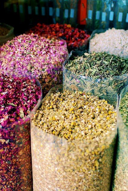 Dried herbs and flowers for teas and other herbal goodies. Tea Board, Unicorn Food, Magia Das Ervas, Herbs And Flowers, Tea Company, Herbal Apothecary, Dried Herbs, Store Window, Spices And Herbs