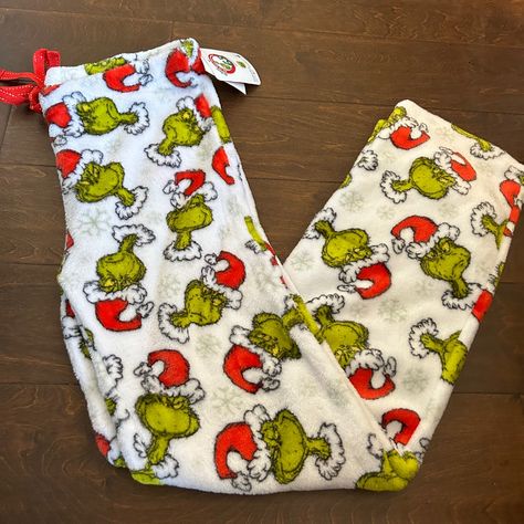 Grinch Pajama Pants, Preppy Christmas Outfit, Christmas Pj Pants, Grinch Pajamas, Cute Christmas Pajamas, Grinch Stuff, Cute Christmas Ideas, Christmas Pajama Pants, Christmas Fits