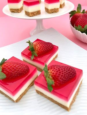 Creative Jelly Ideas, Jelly Dessert Ideas, Strawberry Jelly Recipes, 100 Cookies Recipe, Cakes Slices, Jelly Cheesecake, Jelly Slice, Jelly Desserts, Cake Roll Recipes