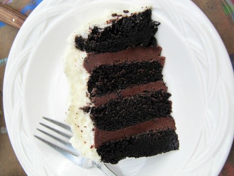 Fudge Cake Filling, Chocolate Buttercream Cake, Chocolate Filling For Cake, Cake Rose, Cake Filling Recipes, Cake Filling, White Buttercream, Buttercream Frosting Recipe, Chocolate Wedding Cake