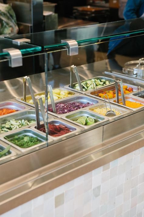 Restaurant Buffet Table Design, Salad Bar Display, Minimal Cafe, Bistro Salad, Juice Cafe, Salad Shop, Juice Bar Design, Food Van, Food Business Ideas