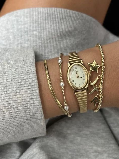 Jewellery Stack Gold, Aesthetic Gold Bracelets, Good Jewelry Aesthetic, Jewelery Stacks, Gold Bracelet Aesthetic, Classy Gold Jewelry, Pretty Stacks, Xoxo Jewelry, Dope Jewelry