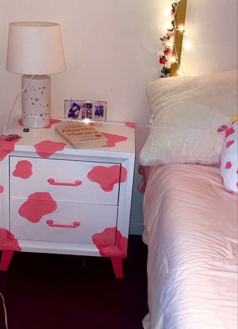 Cowprint cow pink furniture nightstand trendy Painted Night Stands Diy, Night Stand Painting Ideas, Drawer Painting Ideas Aesthetic, Funky Nightstand, Pink Nightstand, Nightstand Painted, Pink Nightstands, Pink Cow Print, Room Wishlist