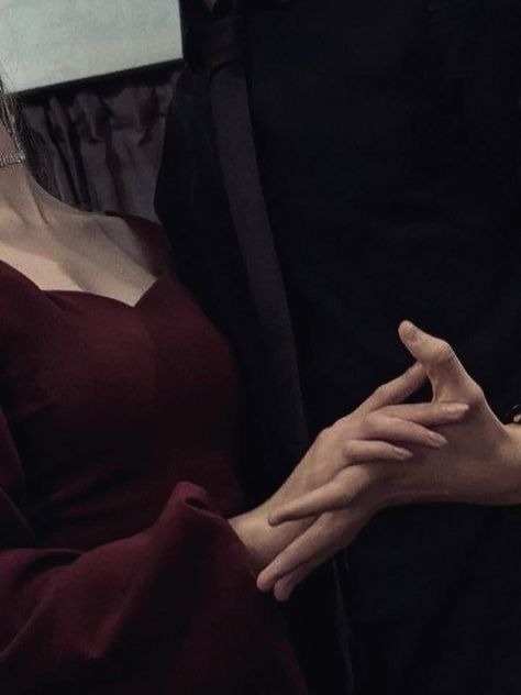 Arm In Arm Couple, Juliette Cai And Roma Montagov, Classy Couple Romantic, Couple Hands Aesthetic, Vintage Couple Aesthetic, Date Couple, Hands Aesthetic, Office Romance, Couple Hands