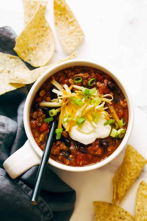 Delicious Chili Recipe, Gallbladder Diet, Vegetarian Chili Recipe, Chili Toppings, Ancho Chili Powder, Poultry Dishes, Ancho Chili, Chili Soup, Healthy Recipes On A Budget