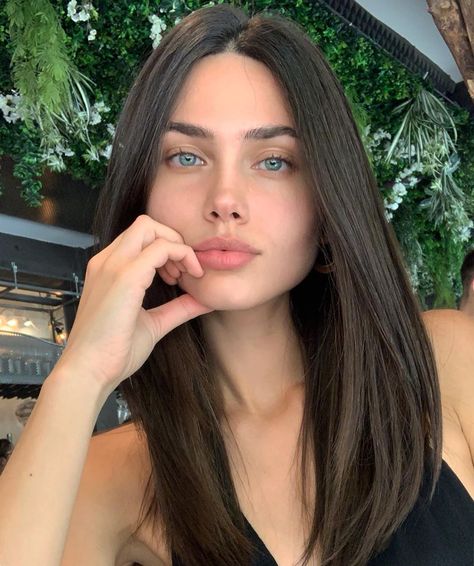 Vika Bronova on Instagram: “💚” Light Eyes, Brunette Girl, Dark Brown Hair, Girl Face, Beautiful Eyes, Dark Hair, Blue Hair, New Hair, Blue Eyes