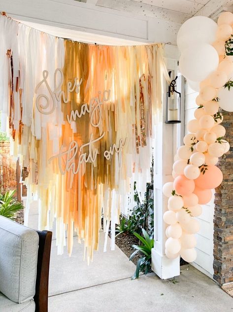 Streamer Designs, Fringe Wall, Moon Bounce, Streamer Backdrop, Party Streamers, Fringe Backdrops, Rustic Baby, Deco Boheme, Rustic Baby Shower