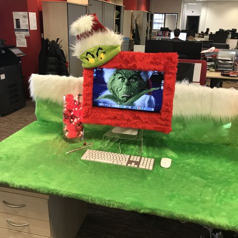 Grinch theme office desk decorating Grinch Themed Christmas Decoration For Office, Christmas Computer Decorations, Christmas Desk Decorating Contest, Grinch Themed Cubicle, Christmas Cubicle Decorations Contest Grinch, Grinch Themed Office Decorations, Christmas Desk Decorations Work Spaces, Grinch Desk Decorations, The Grinch Office Theme