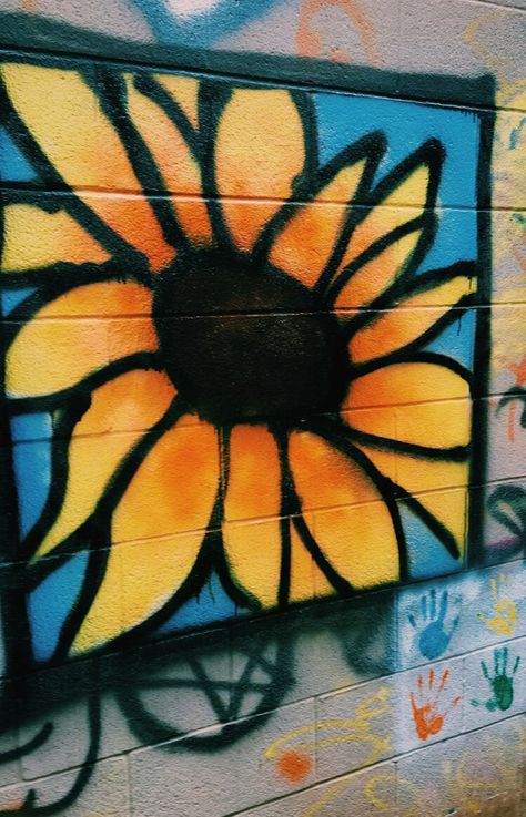 Graffiti Flowers Easy, Spray Paint Ideas Graffiti, Graffiti Sunflower, Flower Graffiti, Furniture Spray, Spray Paint Wall, Graffiti Drawings, Easy Graffiti, Easy Graffiti Drawings